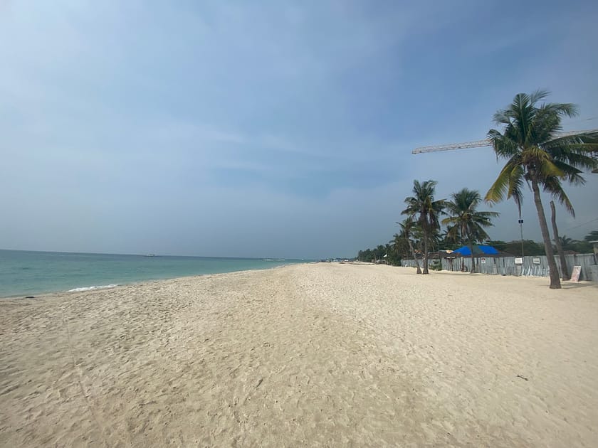 Vista de Kota Beach a Bantayan Island amb sorra blanca i aigües turqueses, destinació ideal per qui busca com anar a Bantayan