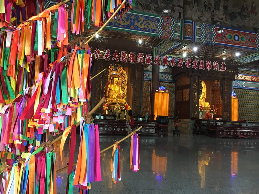 Interior del temple Kek Lok Si amb l’arbre dels desitjos ple de cintes de colors