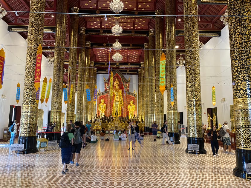 Gran Buda al Wat Phra Singh de Chiang Mai, amb columnes i figures laterals