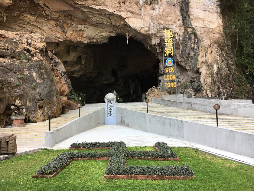 Entrada al temple Nam Thean Tong amb esvàstica budista – Què fer a Ipoh en un dia