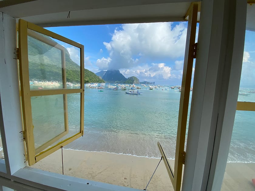Platja tropical d’El Nido amb aigües turqueses i barques locals