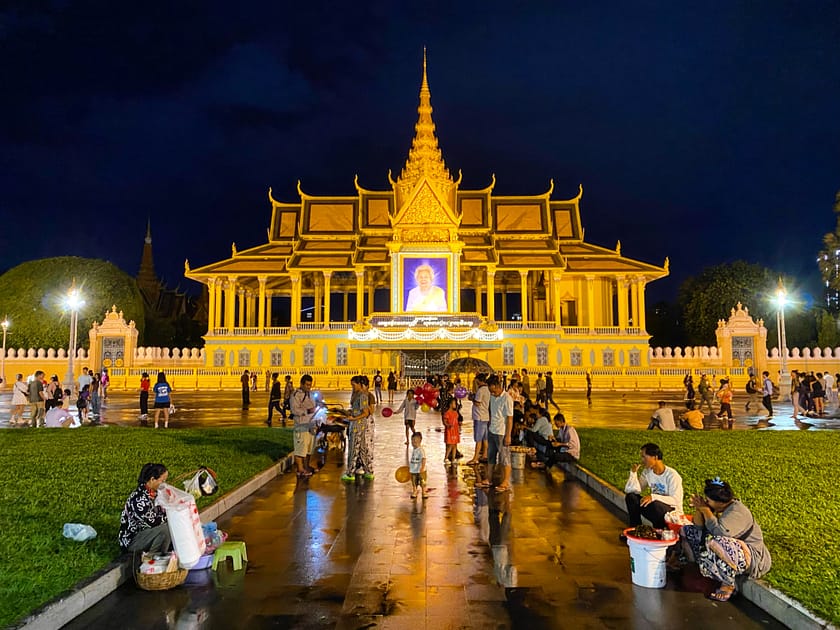 Palau Reial de Phnom Penh il·luminat de nit – Un dia a Phnom Penh