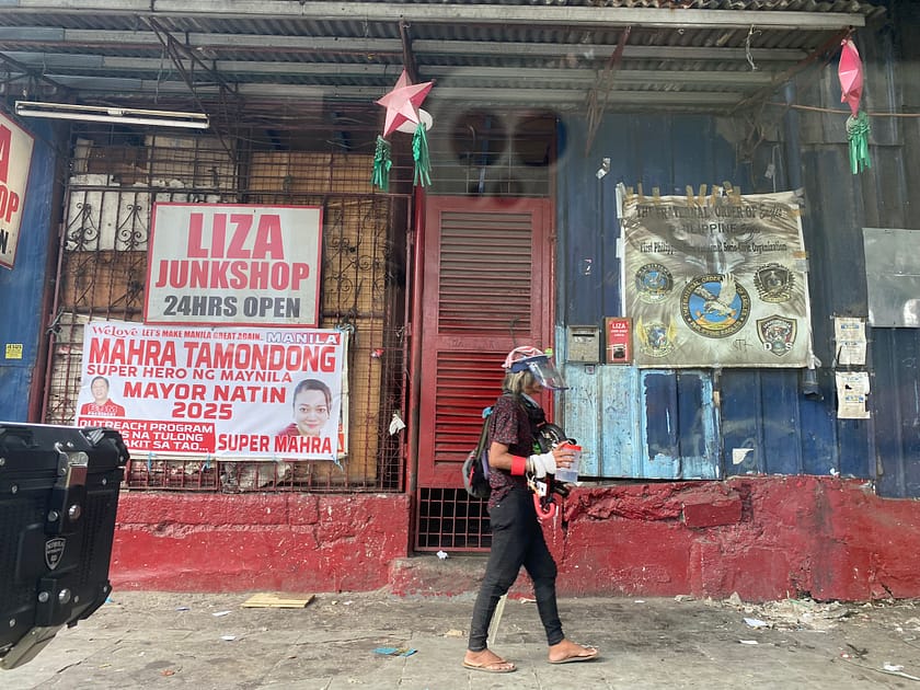 Paret amb cartells electorals, decoració de Nadal i brutícia a Manila