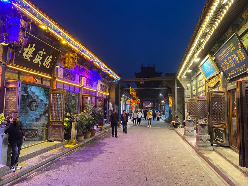 Carrer buit de Pingyao il·luminat de nit amb fanalets vermells i façanes tradicionals