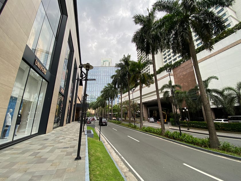 Vista urbana dels carrers de Makati amb gratacels i trànsit a Manila