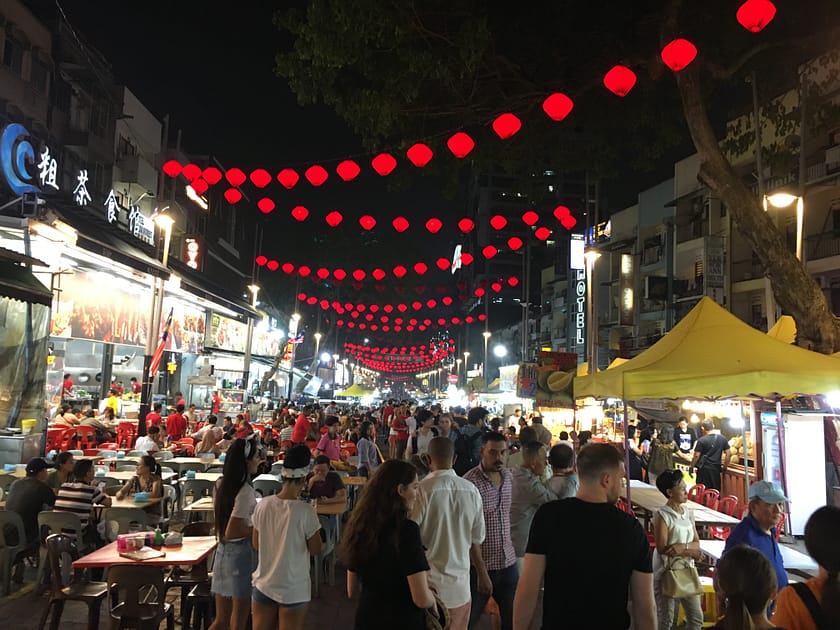 Carrer Jalan Alor de nit amb paradetes de menjar i llums, part essencial de Kuala Lumpur en un dia
