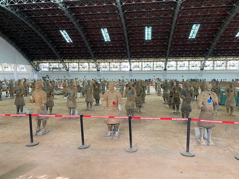 Rostre detallat d’un guerrer de terracota a Xi’an amb armadura tradicional i expressió solemne