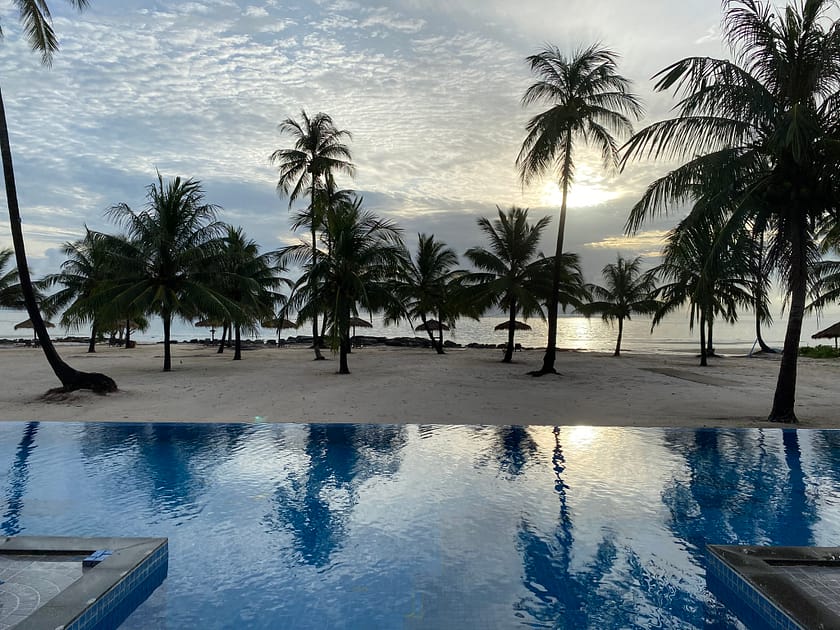Piscina d’un ressort a Koh Rong amb vistes al mar al capvespre, moment de relax ideal dins les activitats de què fer a Koh Rong