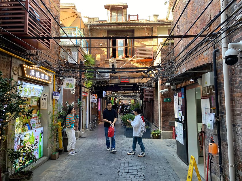 Carrer empedrat a Tianzifang, Shanghai, amb botigues de souvenirs i ambient artístic