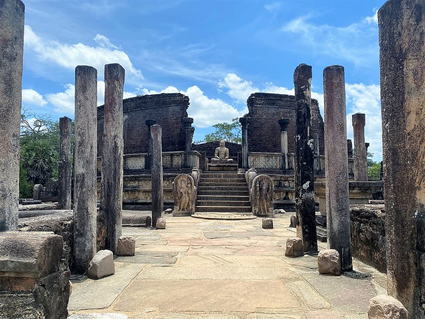 Escultura de Buda a l’entrada d’un temple de pedra a la ciutat antiga de Polonnaruwa, Sri Lanka