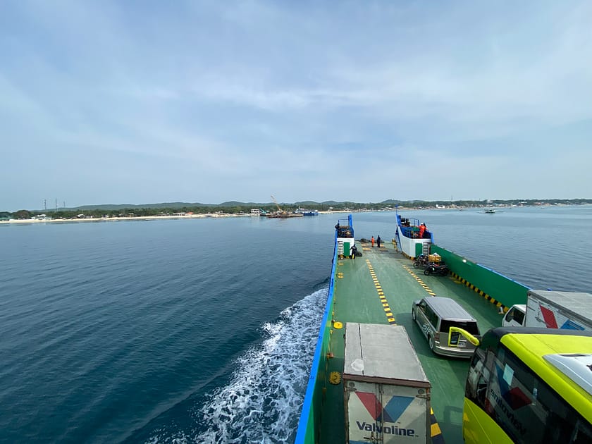 Ferri descarregant passatgers i mercaderies al port de Santa Fe, punt clau per entendre com anar a Bantayan
