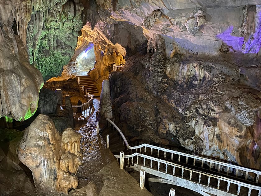 Interior de les coves Tham Chang a Vang Vieng, una de les activitats destacades per fer a Laos