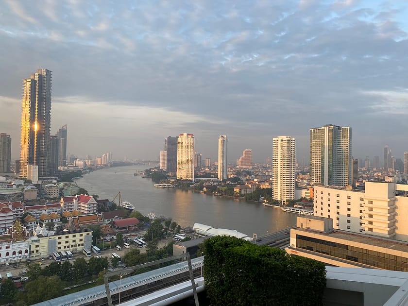 Vista del riu Chao Phraya des de l’hotel a Bangkok