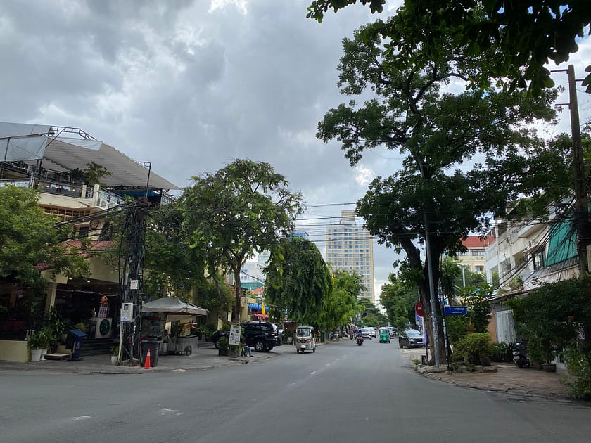 Vista de Norodom Boulevard a Phnom Penh durant un dia assolellat