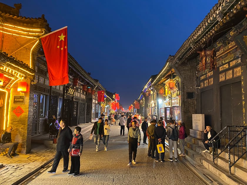 Carrers de Pingyao il·luminats de nit amb fanalets vermells i arquitectura antiga