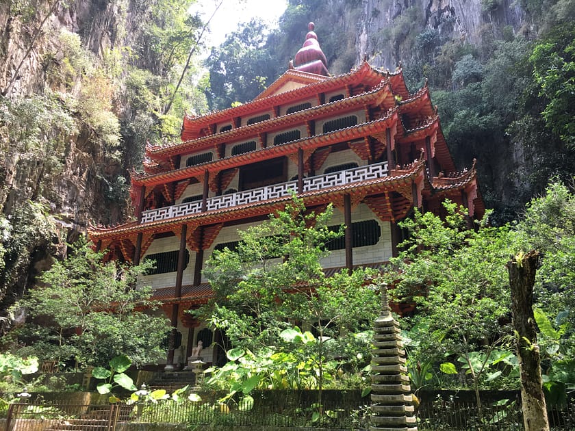Interior del temple Sam Poh Tong amb altars budistes i tortugues – Què fer a Ipoh en un dia
