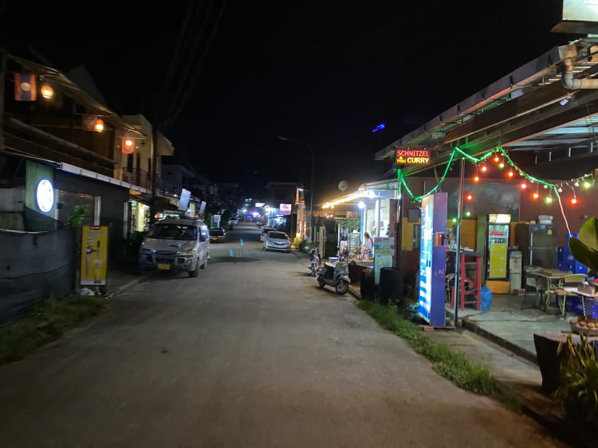 Carrers de Vang Vieng de nit, amb llums tènues i ambient relaxat