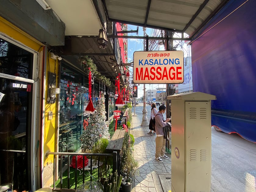 Carrer del centre de Chiang Rai amb comerços locals, vianants i ambient tailandès tradicional