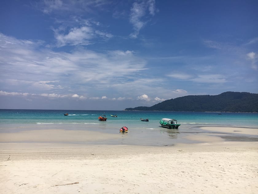 Vista de Long Beach a Perhentian Kecil amb sorra blanca, mar turquesa i bars a la vora