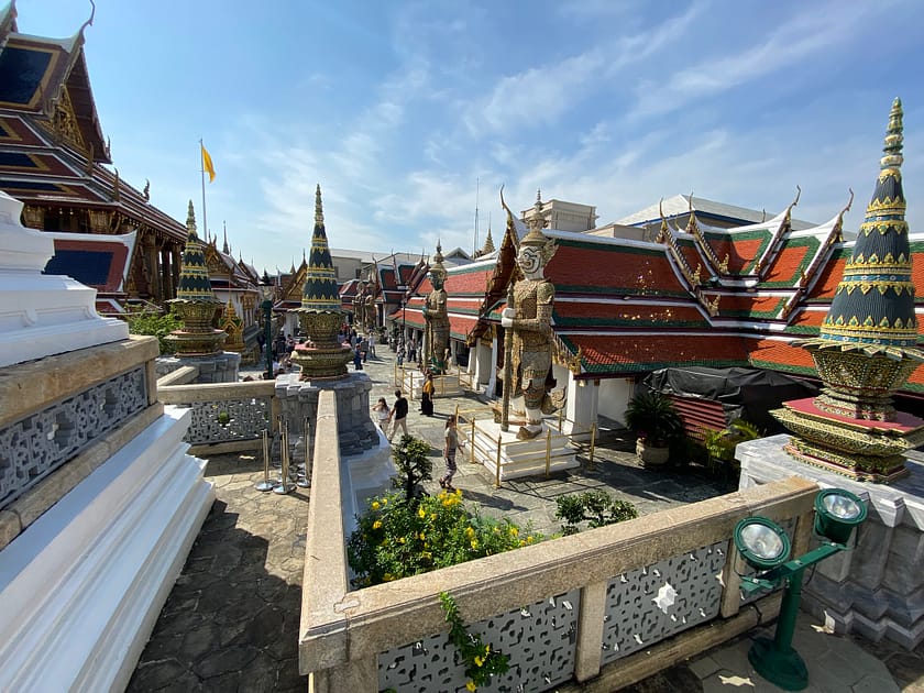 Entrada del Wat Phra Kaew amb dos guàrdies yaksha a Bangkok