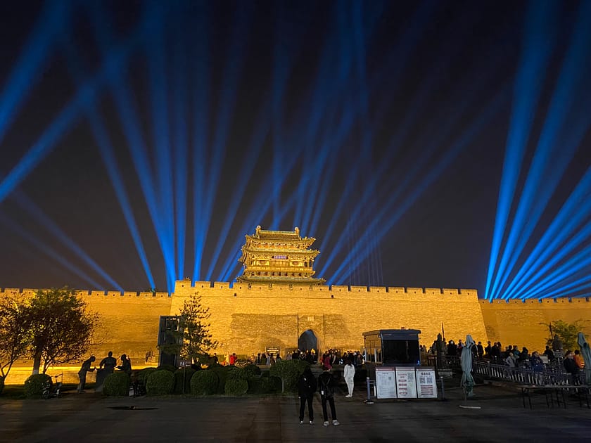 Vista exterior de les muralles de Pingyao il·luminades durant l’espectacle nocturn
