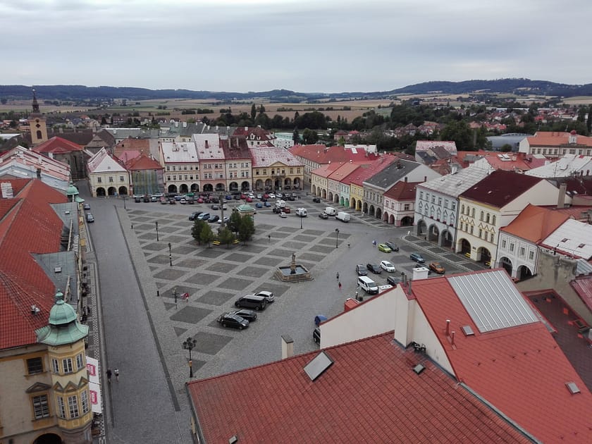Vista elevada de la plaça principal de Jičín amb les façanes històriques i l’ambient del centre