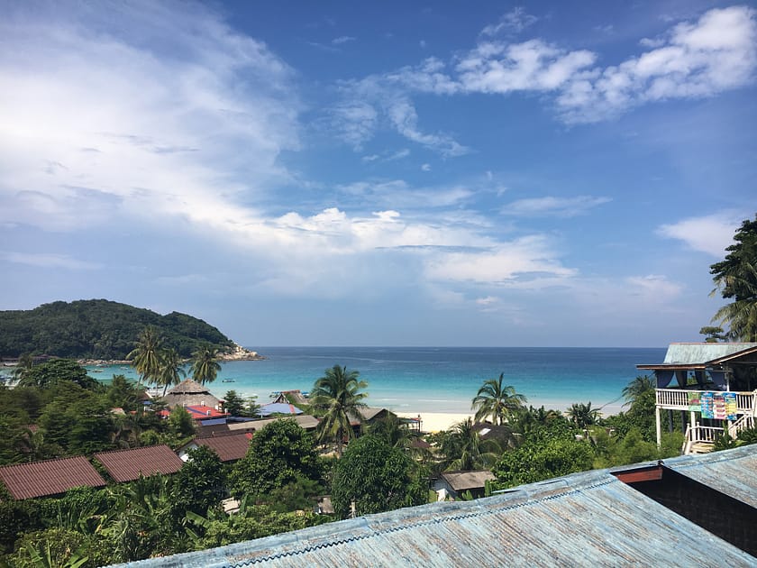 Vista des d’un bungalow a Perhentian Kecil amb sorra blanca, mar turquesa i vegetació tropical