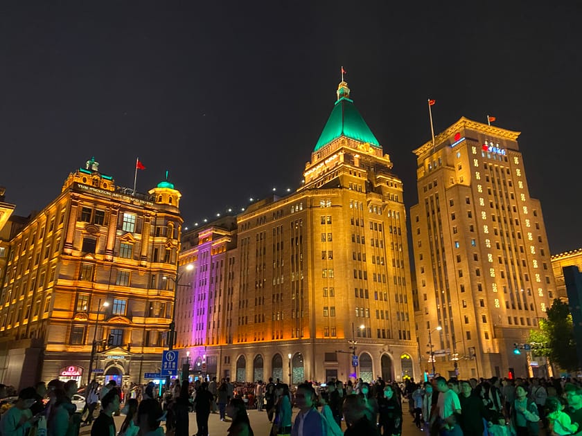 Vista nocturna de Nanjing Road des de Chen Yi Square amb multitud de vianants i llums de neó