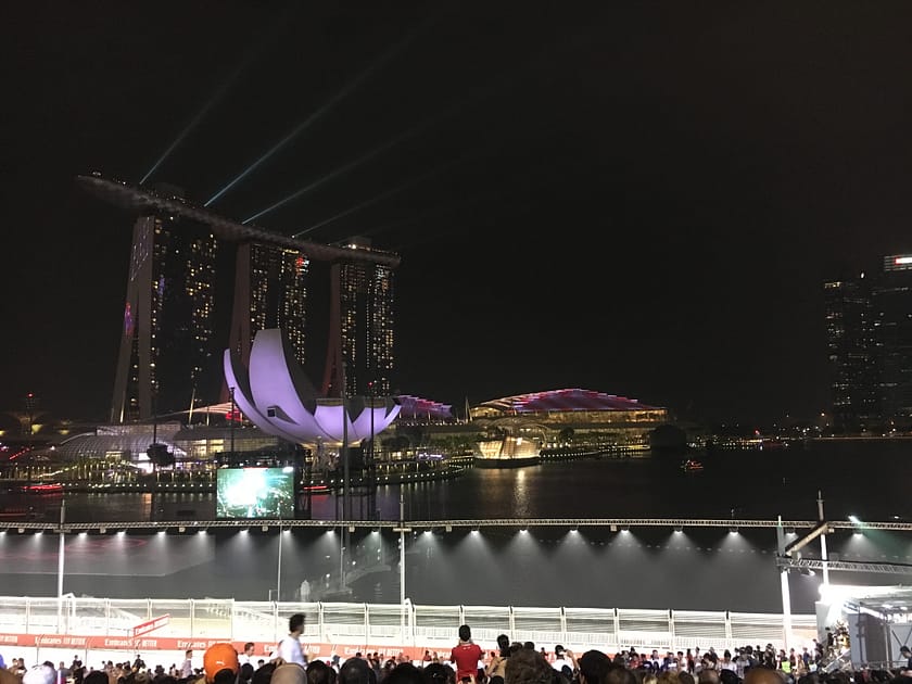 Vista nocturna del Marina Bay Sands i l’ArtScience Museum il·luminats sobre la badia de Singapur