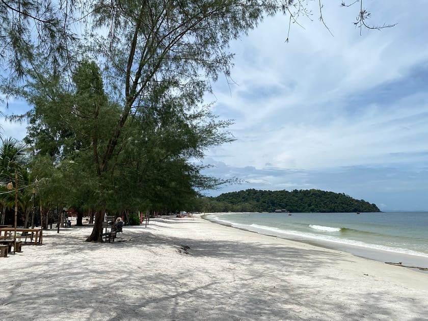 Vista de Sok San Beach a Koh Rong, una platja de sorra blanca i aigües turqueses, perfecta per descobrir què fer a Koh Rong