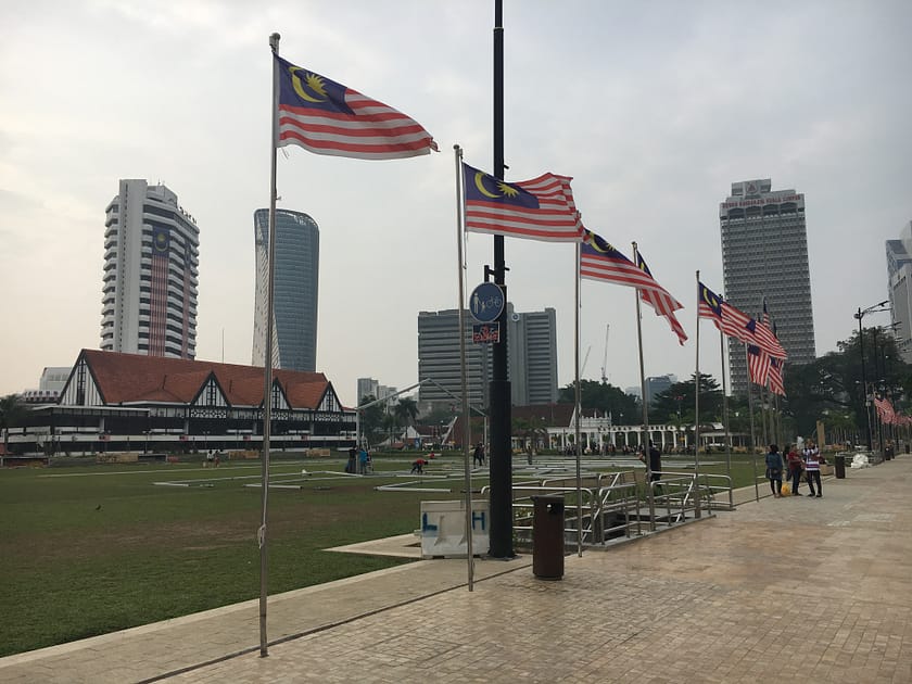 Banderes de Malàisia onejant a la Plaça Merdeka, lloc històric clau en una ruta per Kuala Lumpur en un dia