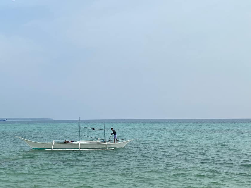 Bangka filipina navegant entre illes, mitjà habitual per qui busca com anar de Bantayan a Malapascua