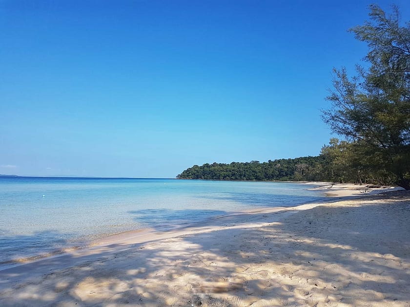 Vista de Lonely Beach a Koh Rong, una platja remota i paradisíaca ideal per descobrir què fer a Koh Rong