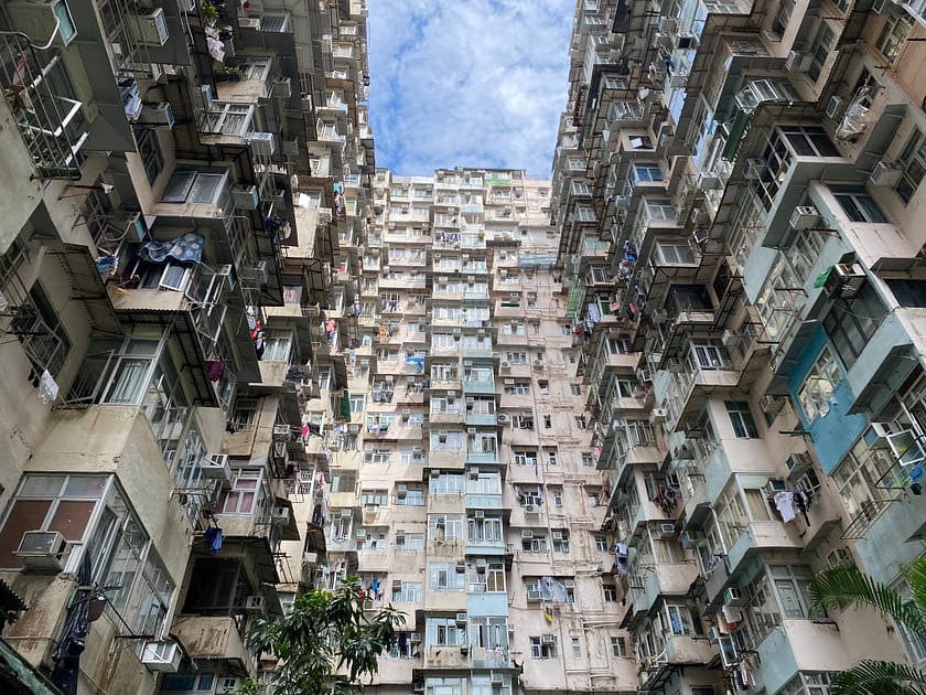 Fotografia des de la base del Monster Building a Hong Kong, mostrant la seva estructura compacta i imponent