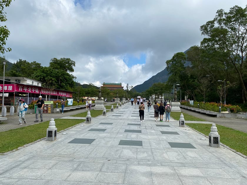 Ruta del Camí de la Saviesa amb columnes cal·ligràfiques a Ngong Ping, Lantau