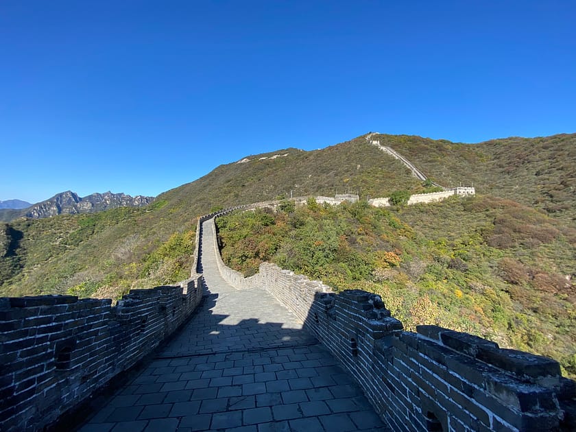 Tram de la Muralla Xina a Mutianyu vist des d’un angle elevat amb contrast de llum i ombra