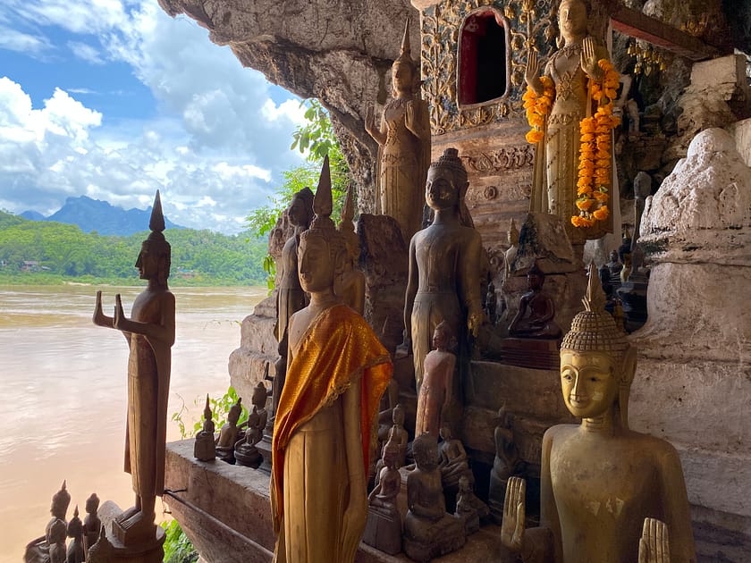 Estàtues de Buda dins de les coves Pak Ou, una visita espiritual i cultural imprescindible per descobrir què fer a Luang Prabang