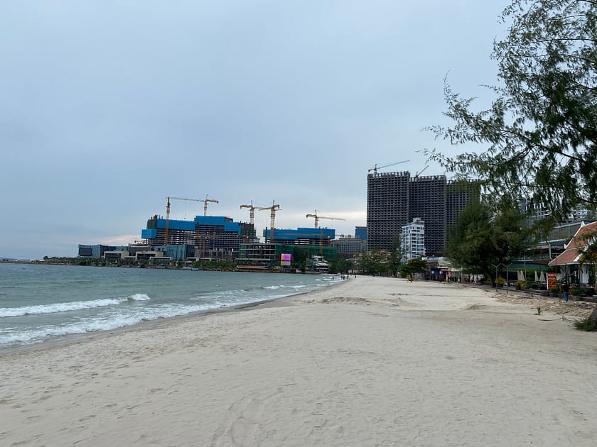 Vista des d’Otres Beach amb edificis en construcció i el mar a l’horitzó, durant un dia a Sihanoukville