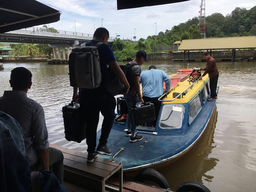 Turistes embarcant a una llanxa per tornar des del Parc Nacional Ulu Temburong