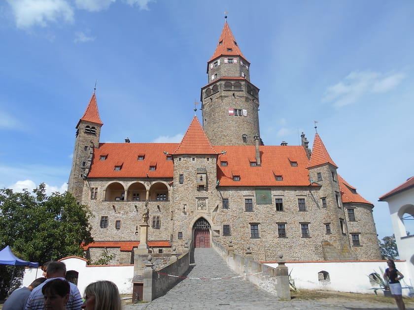 Entrada del castell de Bouzov amb la torre principal i l’arquitectura medieval vista des del pati exterior