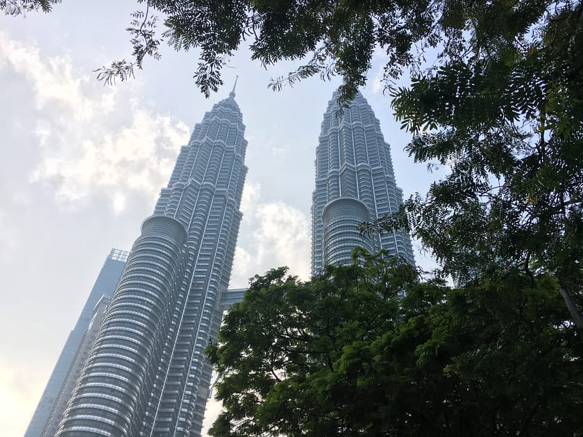 Torres Petronas vistes des de sota a Kuala Lumpur, Malàisia.