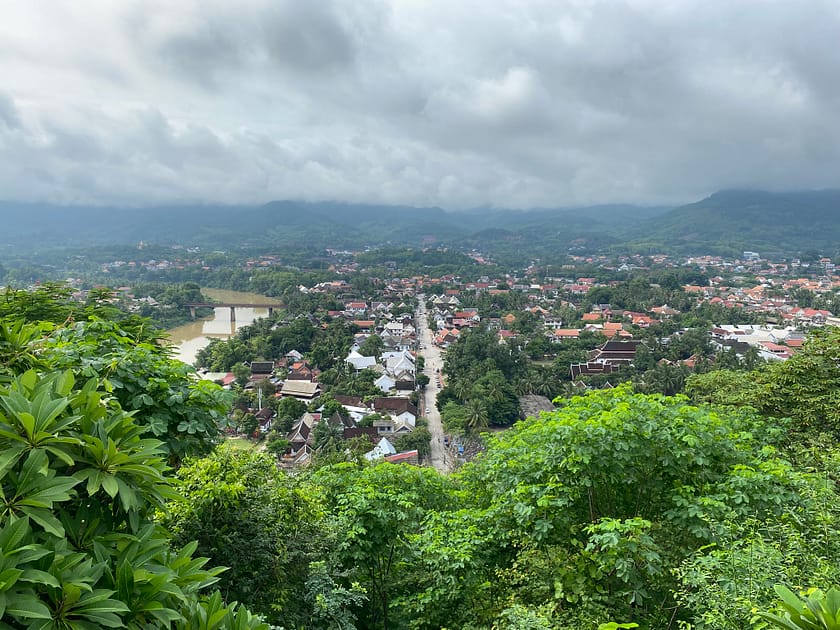 Vista panoràmica de Luang Prabang des del Mount Phousi, una de les millors experiències per descobrir què fer a Luang Prabang