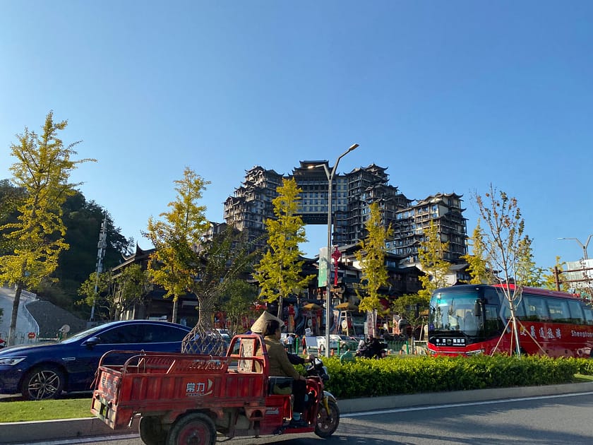 Edifici modern amb forat central a l’avinguda principal de Zhangjiajie, Xina