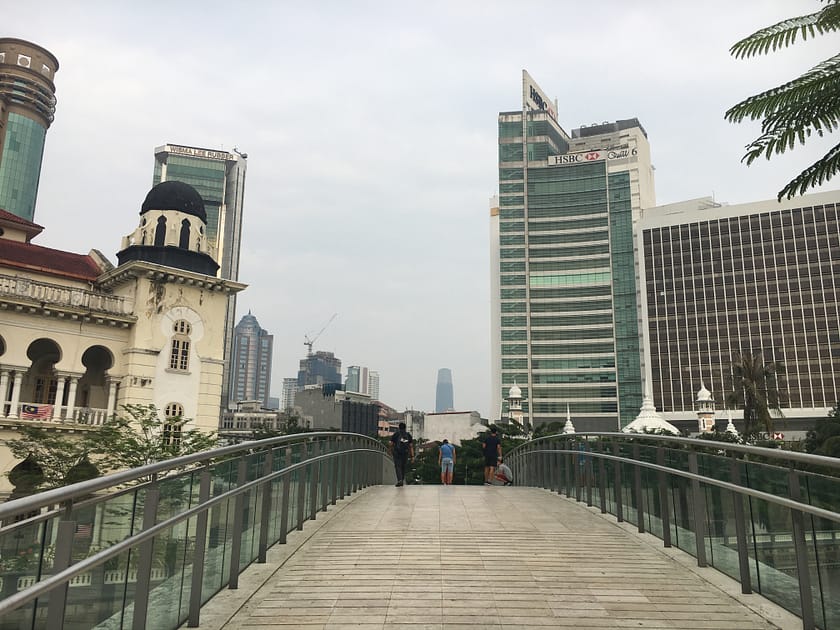 Vista diürna des del pont sobre el riu Klang, amb el skyline de Kuala Lumpur al fons, en ruta cap a Jalan Alor