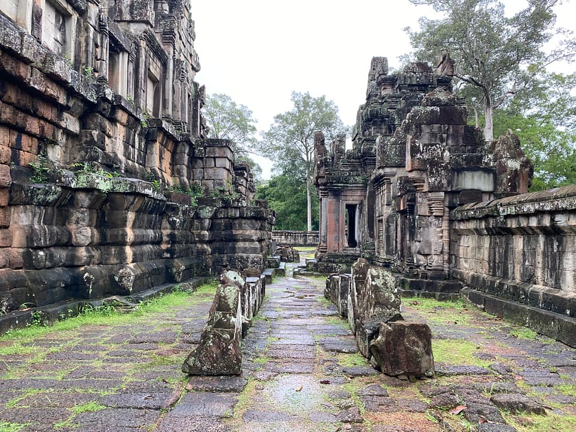 Passadissos de pedra al temple Ta Som entre vegetació – Què fer a Siem Reap