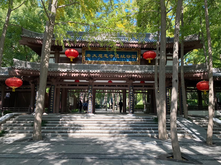 Temple budista de Xi’an envoltat d’arbres verds amb arquitectura tradicional xinesa