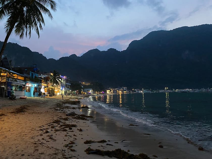 Platja d’El Nido al vespre amb llums suaus i cel estrellat
