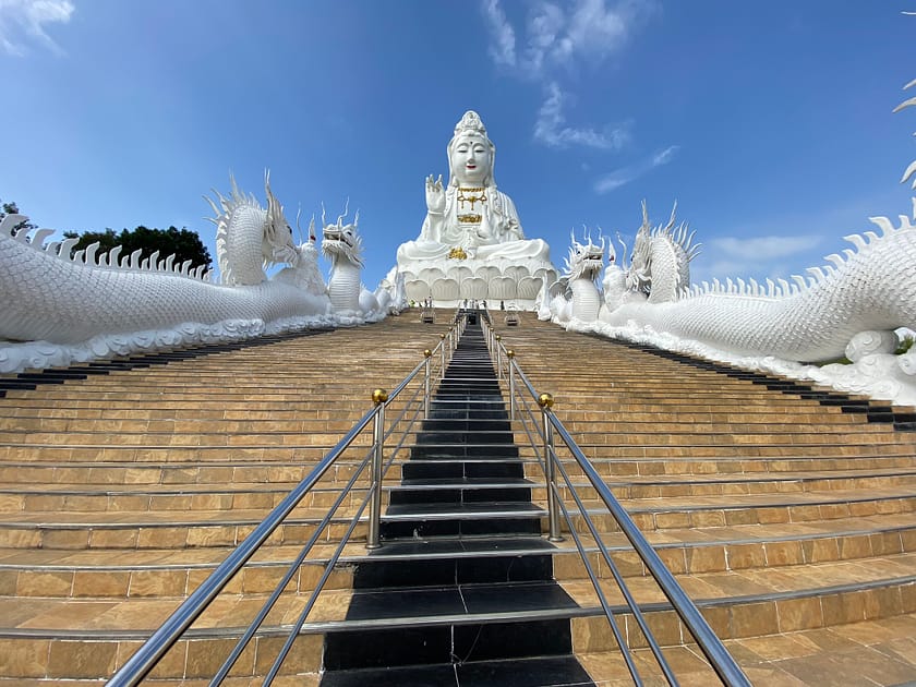 Estàtua gegant de Guan Yin al Wat Huay Pla Kung, Chiang Rai, Tailàndia