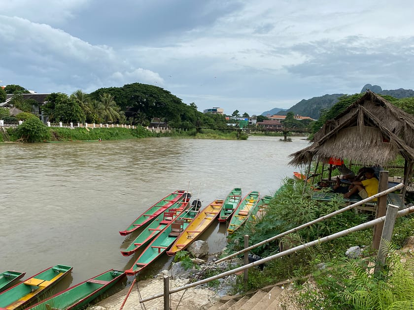Riu Nam Song a Vang Vieng, envoltat de muntanyes i ideal per activitats com tubing i kayak