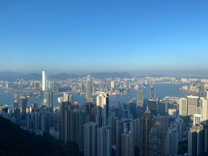 Panoràmica de Hong Kong vista des del Sky Terrace 428 de Victoria Peak, amb edificis alts, la badia i el cel en capvespre